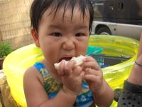 長女はスイカにかじりつく!